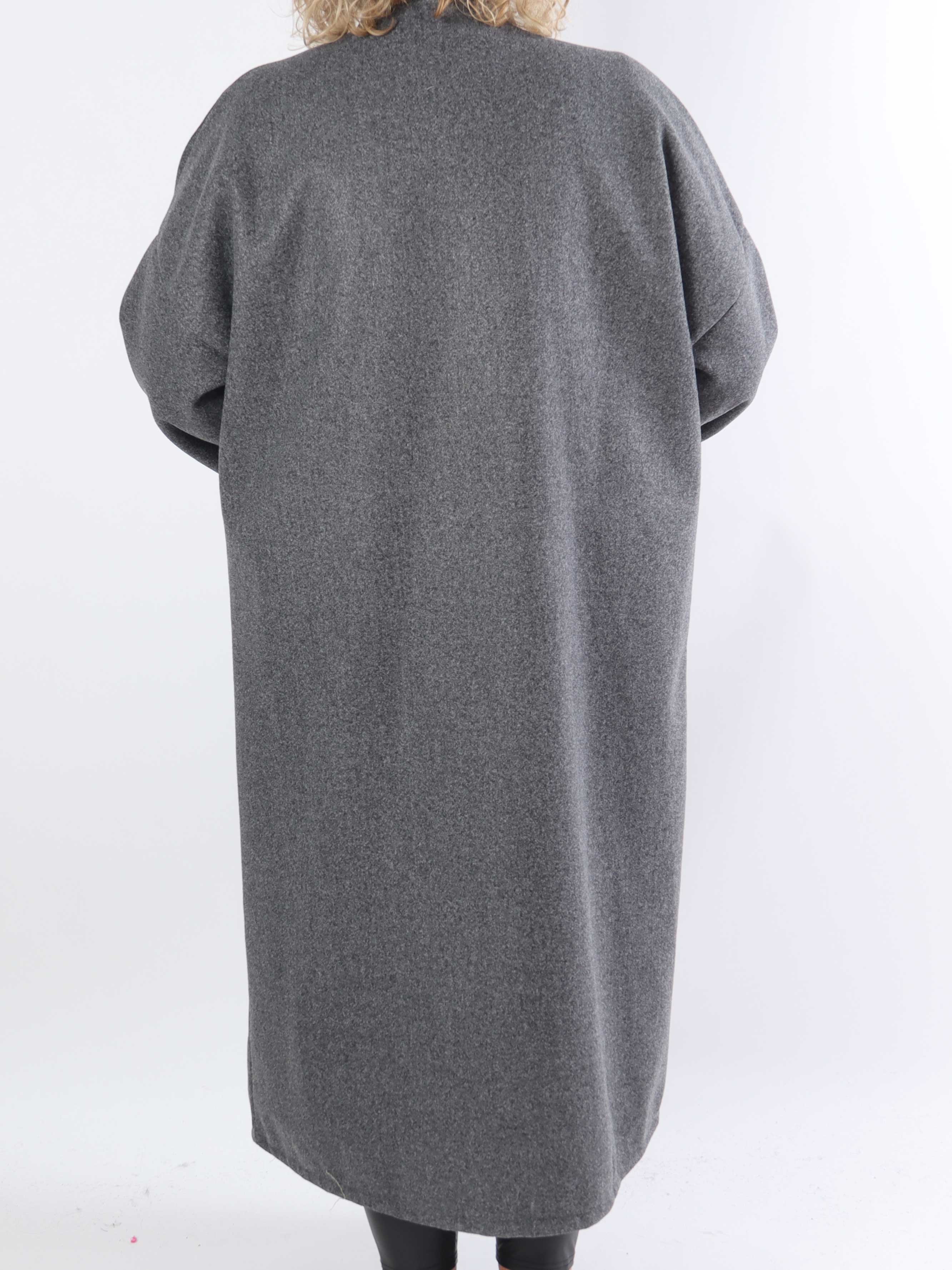 Abbelin - Lång plus size-kappa med dekorativa knappar